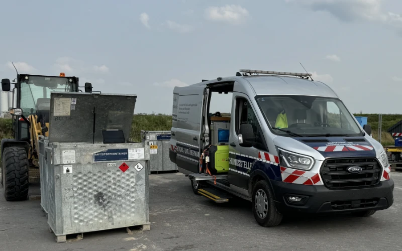 Einsatzfahrzeug auf der Baustelle zum prüfen einer mobilen Tankanlage