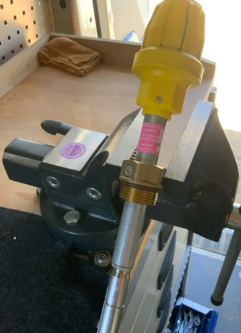 Geprüfter Grenzwertgeber mit Prüfplakette