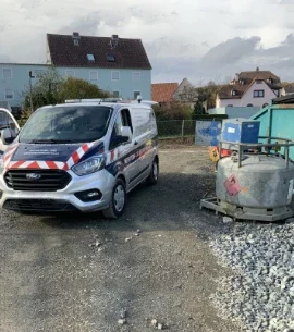 Ein Servicefahrzeug der ÖKO-LUBE steht auf einer Stadtbaustelle. Direkt daneben steht die mobile Tankstelle die geprüft werden soll.