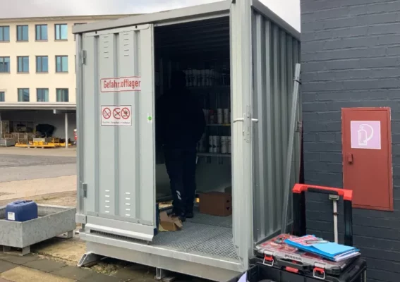 Prüfung eines Gefahrstoffcontainers