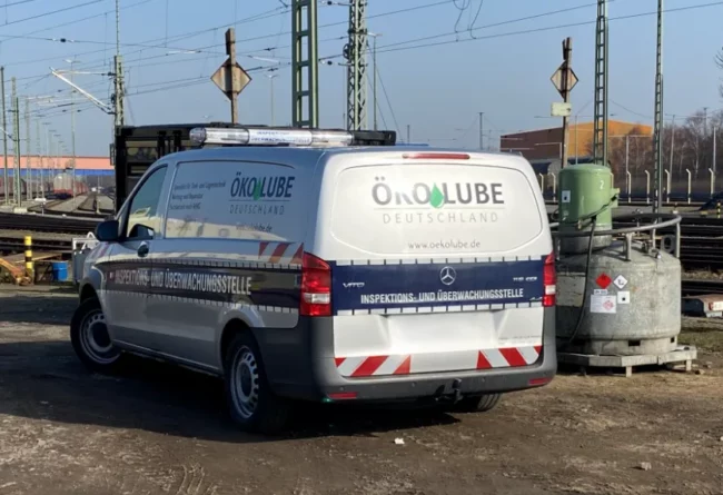 Servicefahrzeug auf der Baustelle beim Kunden zur Prüfung der mobilen Tankanlagen.