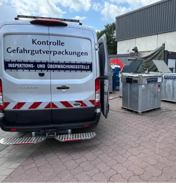 Servicefahrzeug auf dem Betriebshof beim Kunden zur Prüfung der mobilen Tankanlagen.