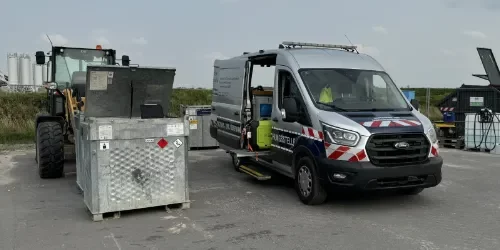 Servicefahrzeug bei mobilen Tankanlagen auf einem Betriebsgelände