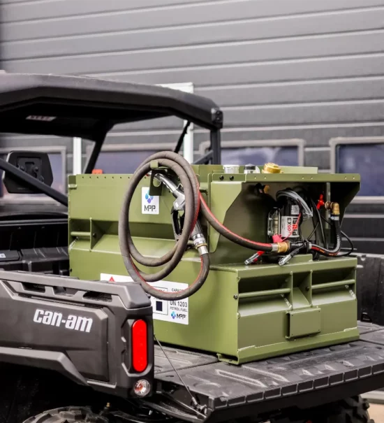Mobile Tankanlage auf der Ladefläche eines Offroad-Buggys